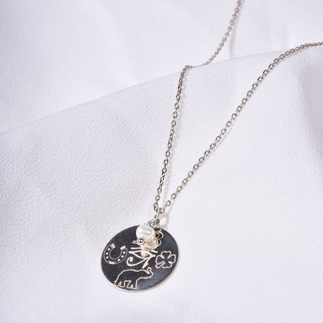 Colar com Amuletos de Proteção