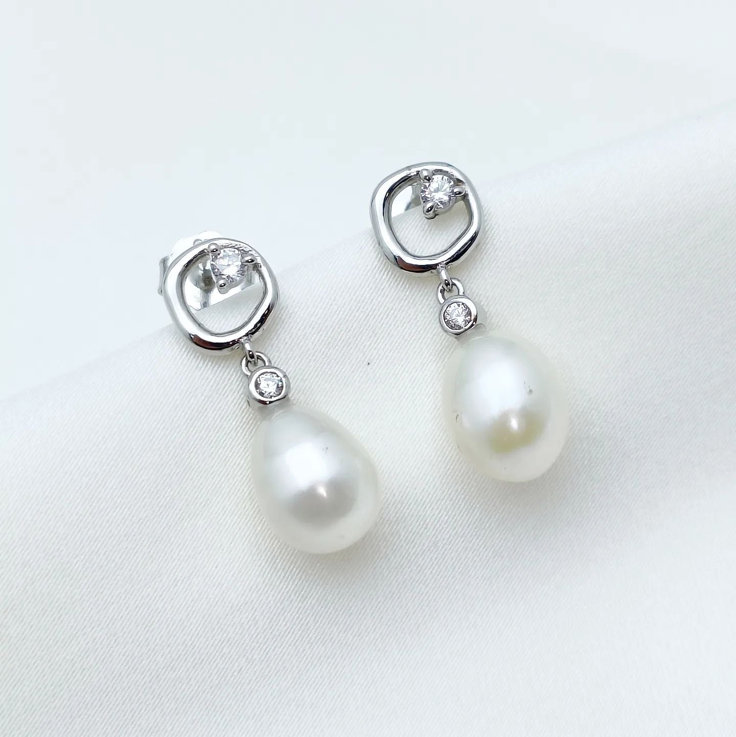 Brincos com Pérolas e Zirconias