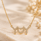 Apresentação editorial ilustrativa do Colar YouLoveYou dourado