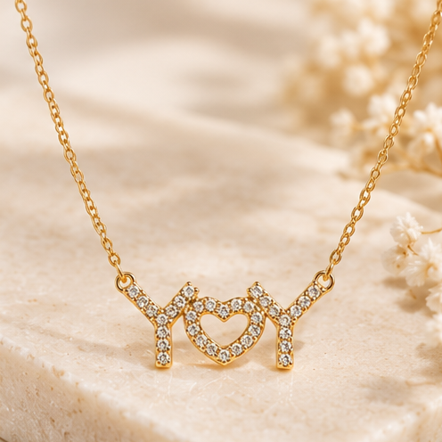 Apresentação editorial ilustrativa do Colar YouLoveYou dourado