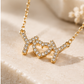 Detalhe editorial ilustrativo do Colar YouLoveYou dourado